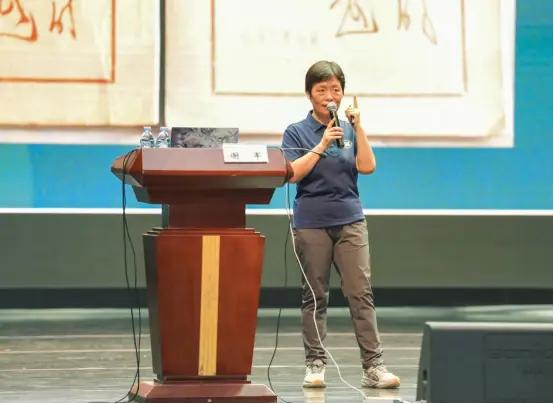 谢军在深圳北理莫斯科大学讲台前作分享。
