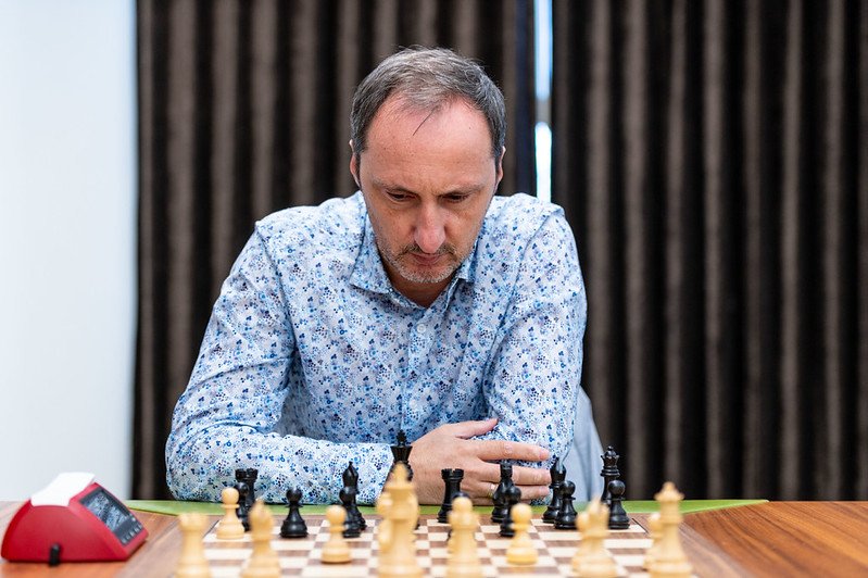 托帕洛夫在第二天第一盘超快棋中弃子取胜。