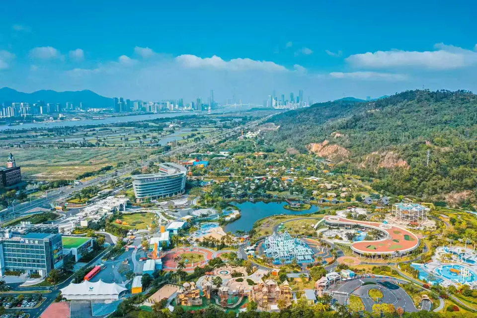 香港商报赛前报道所配城市与园区景观图；原文没有将其标为比赛现场。