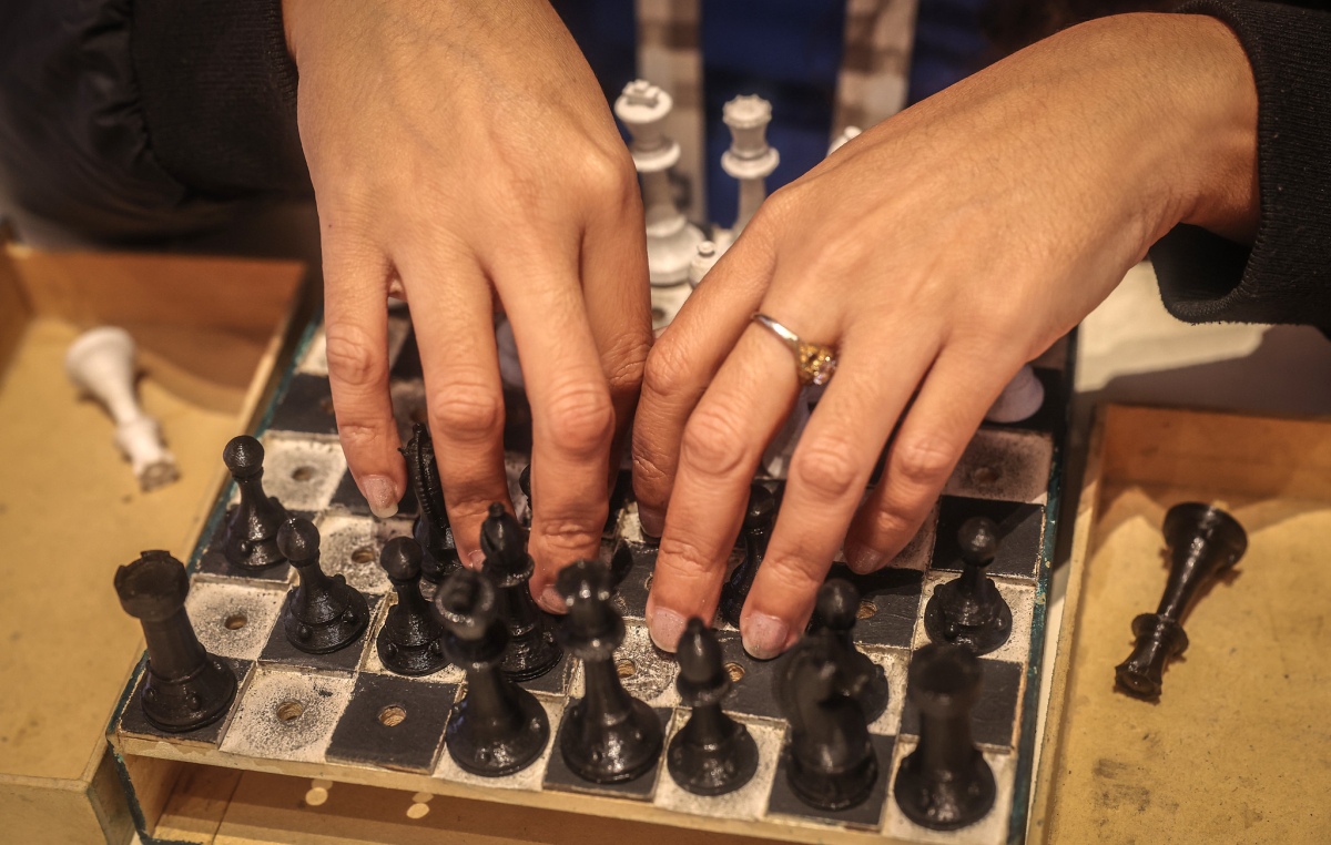 托尼马通过触觉辨识棋盘与棋子。