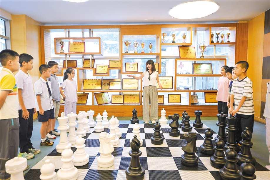 9月15日，刘璇在江南小学为学生上国际象棋实践课。