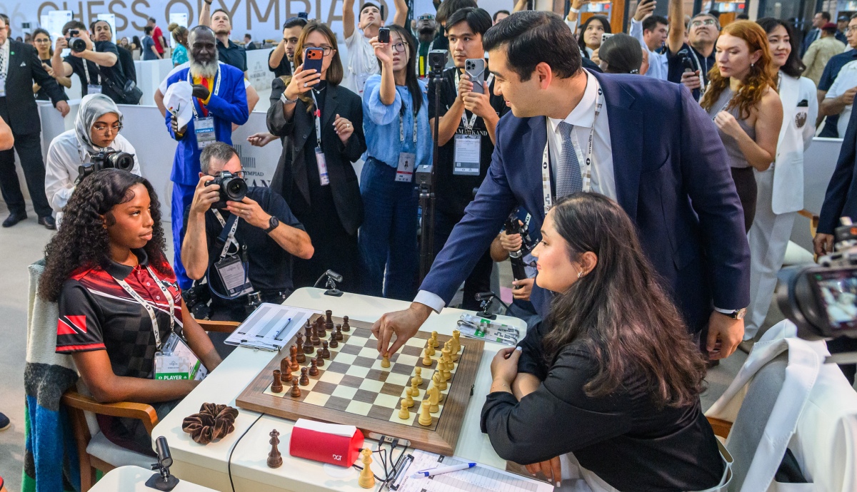 乌兹别克斯坦棋协第一副主席萨杜拉耶夫为奥赛女子组首轮开棋。