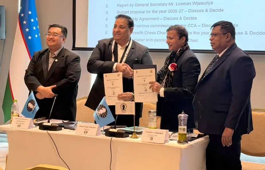 签约双方在撒马尔罕展示合作文件。