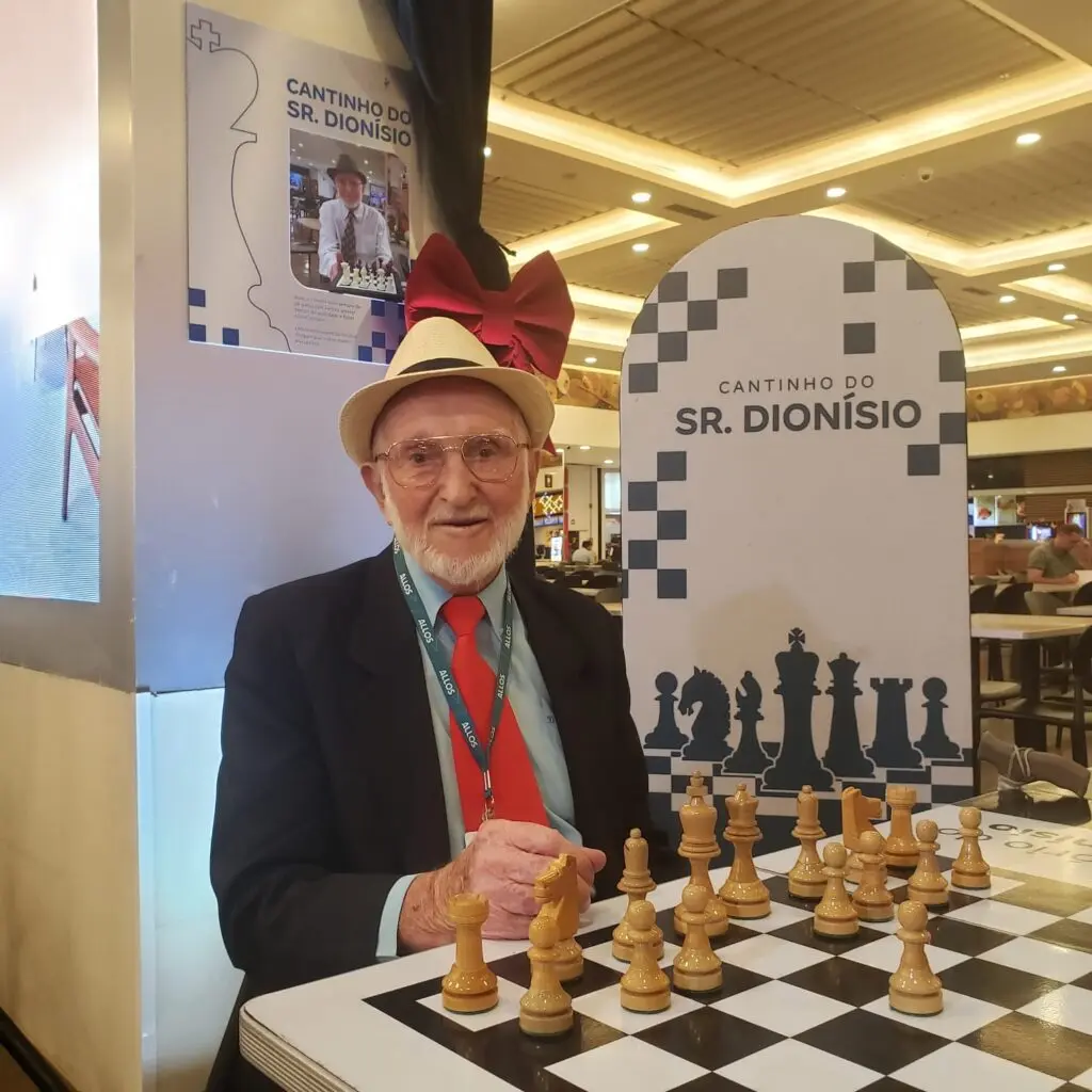 斯甘泽拉生前在商场的国际象棋角落。资料图。