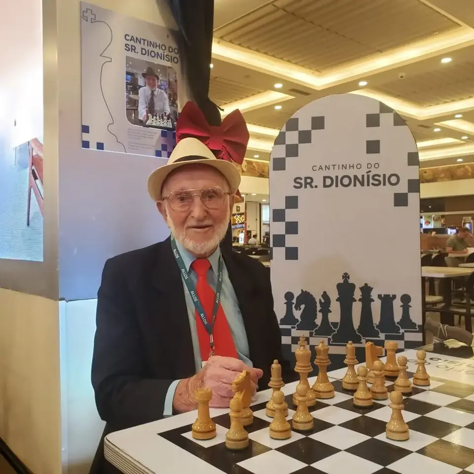 斯甘泽拉生前在商场的国际象棋角落。资料图。