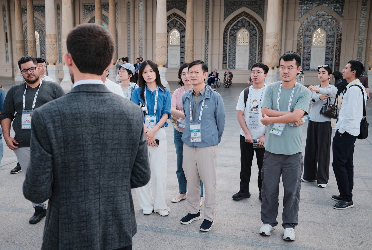 丁立人随团听取讲解。