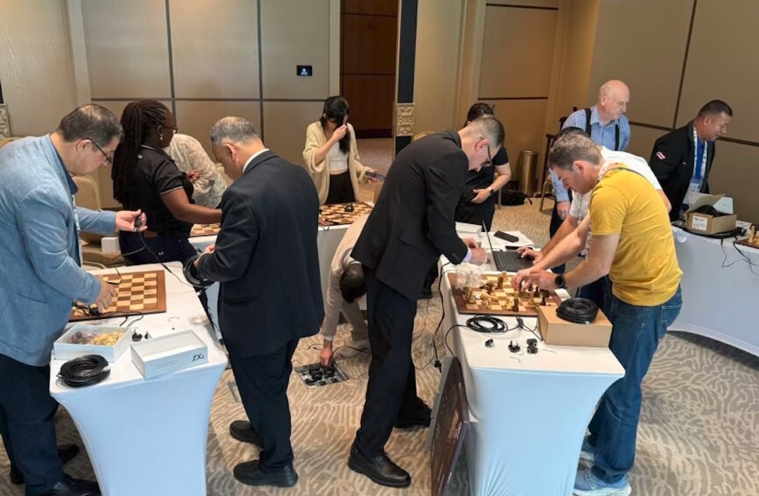 学员在研习班练习设置电子棋盘。