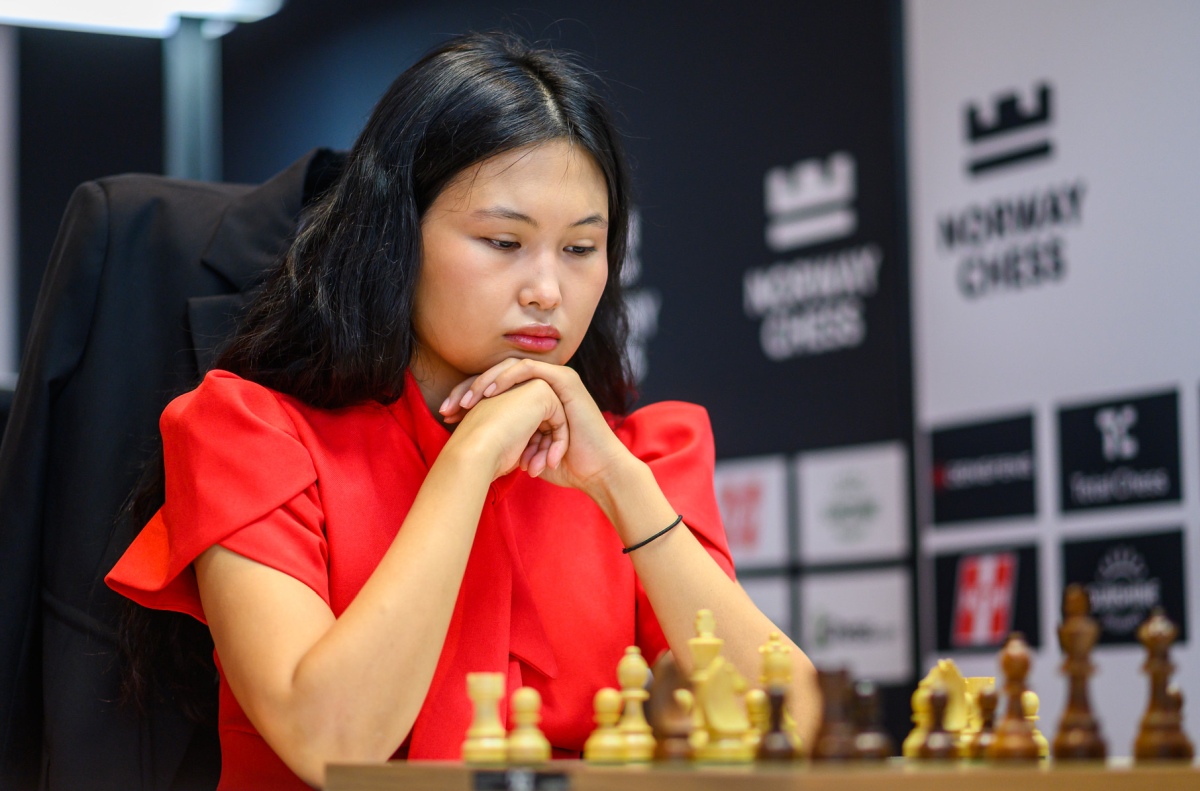 阿萨乌巴耶娃在挪威女子国际象棋赛期间的照片
