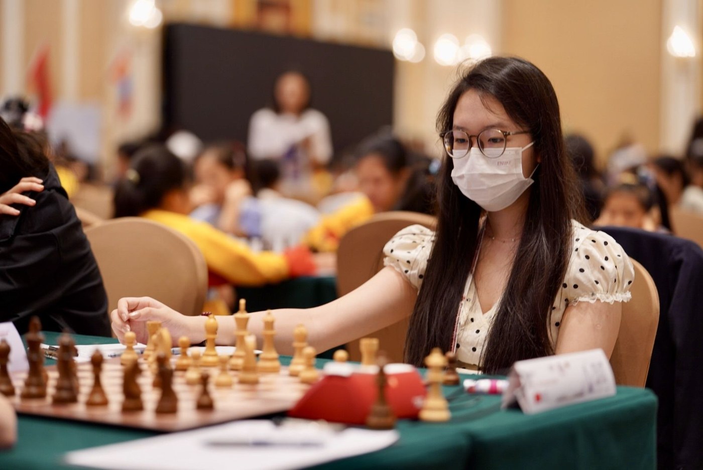 亚洲青少年赛棋手在比赛中思考